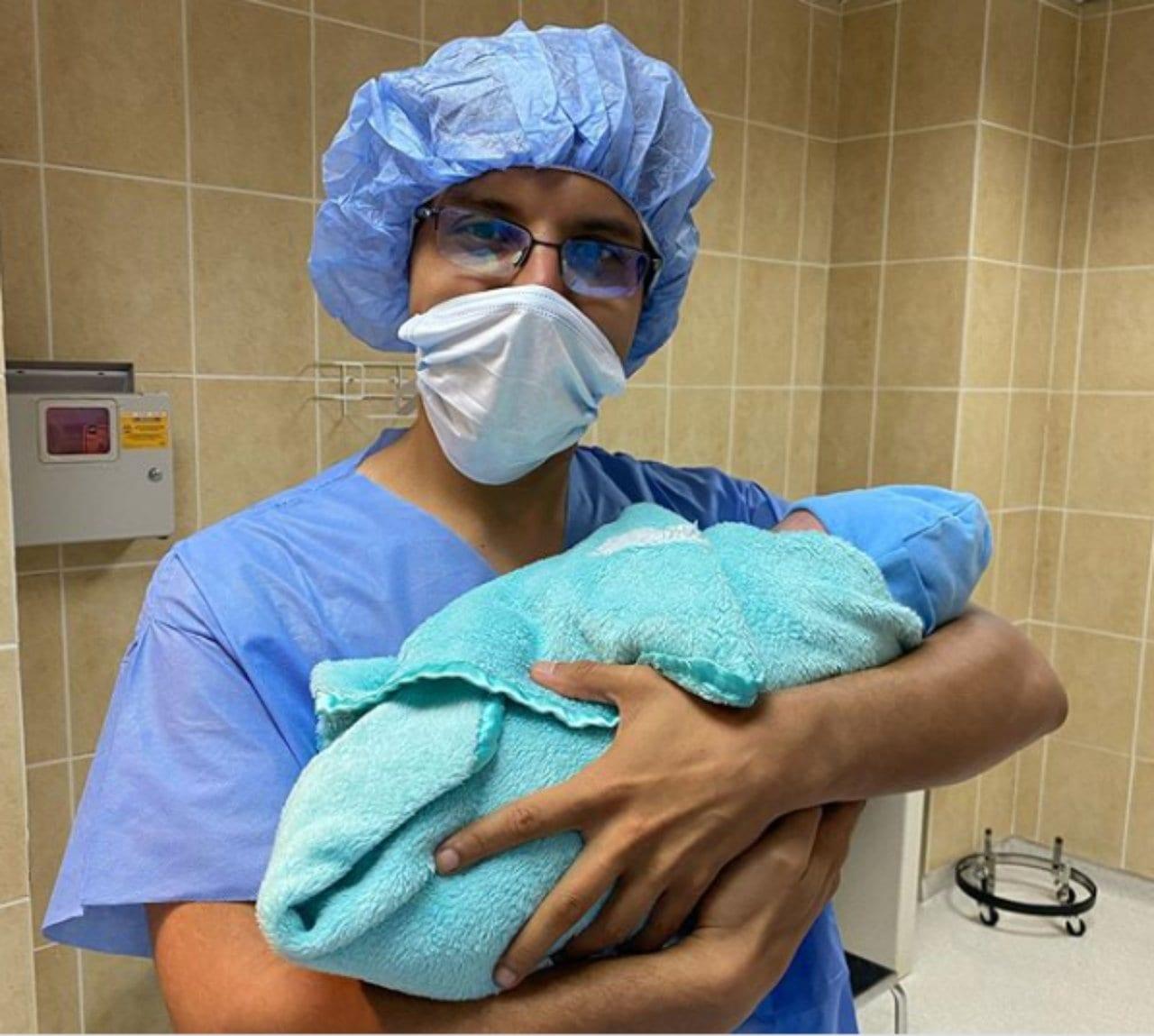 Imagen Principal de Nota: La Hora del Té: Las primeras fotos de Adrián, el segundo hijo de Fernando Varela