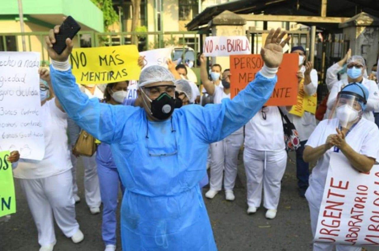 Imagen Principal de Nota: Médicos piden un hospital para atender a pacientes covid-19, tras el colapso de hospitales públicos