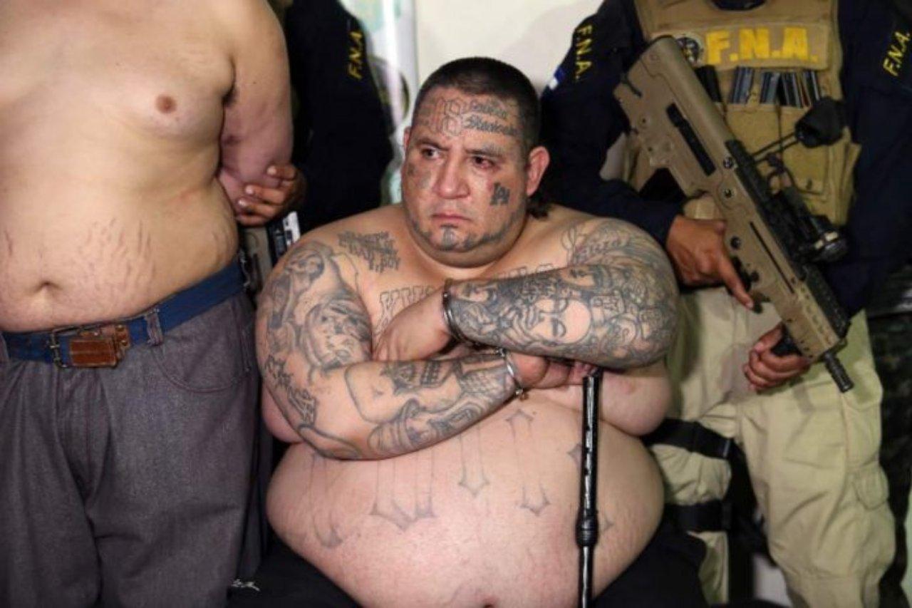 Imagen de Matan a alias Boxer  Huber, cabecilla de la pandilla 18, cuando se cortaba el pelo dentro de la cárcel de Támara