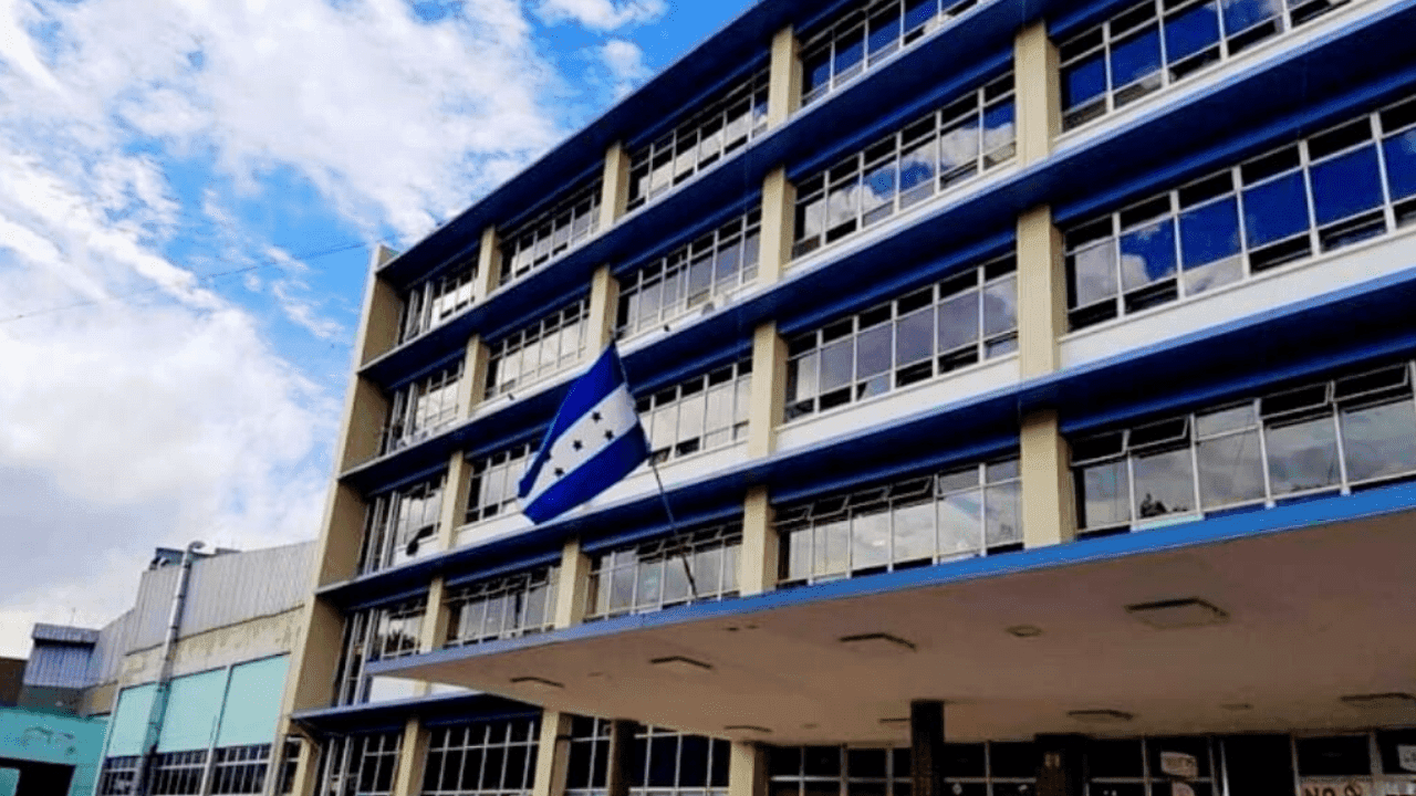Imagen Principal de Nota: Hospitales capitalinos llenos con pacientes covid-19 piden más personal de atención