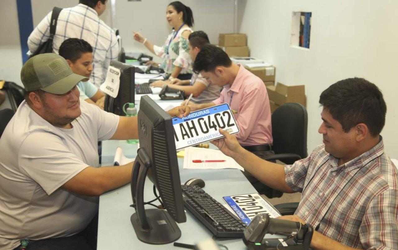 Imagen Principal de Nota: Inicia pago de matrícula vehicular en Honduras, pese a la crisis por covid-19
