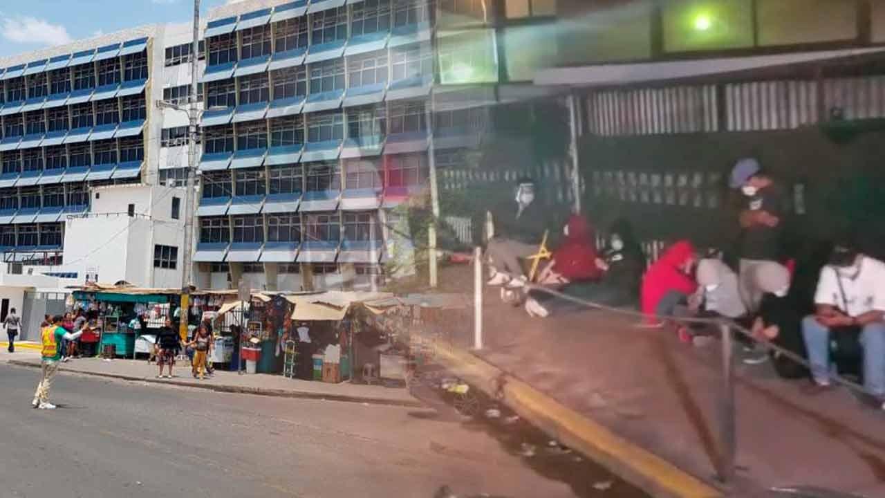 Imagen Principal de Nota: Durmiendo en cartones afuera del Hospital Escuela y del IHSS, pacientes sospechosos de covid-19 esperan ser atendidos