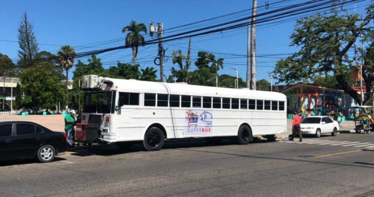 Imagen de Los Roland's convierten bus en un supermercado móvil ante crisis por covid-19 en Honduras