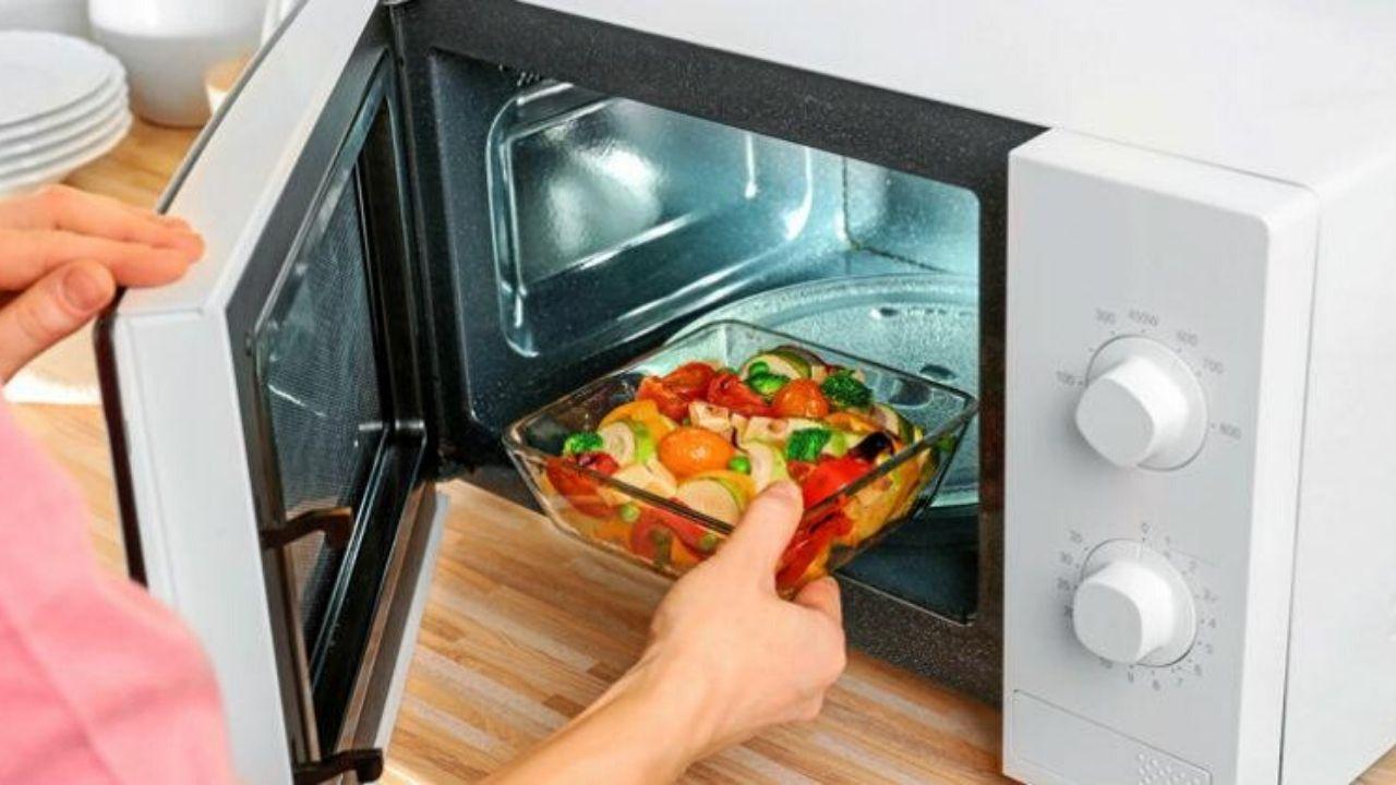Imagen Principal de Nota: Expertos revelan que tan saludables son los alimentos cocinados en microondas