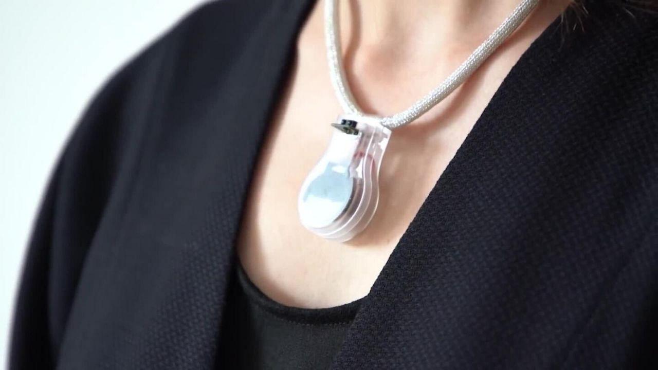 Imagen Principal de Nota: Crean collar que ayuda a prevenir el coronavirus