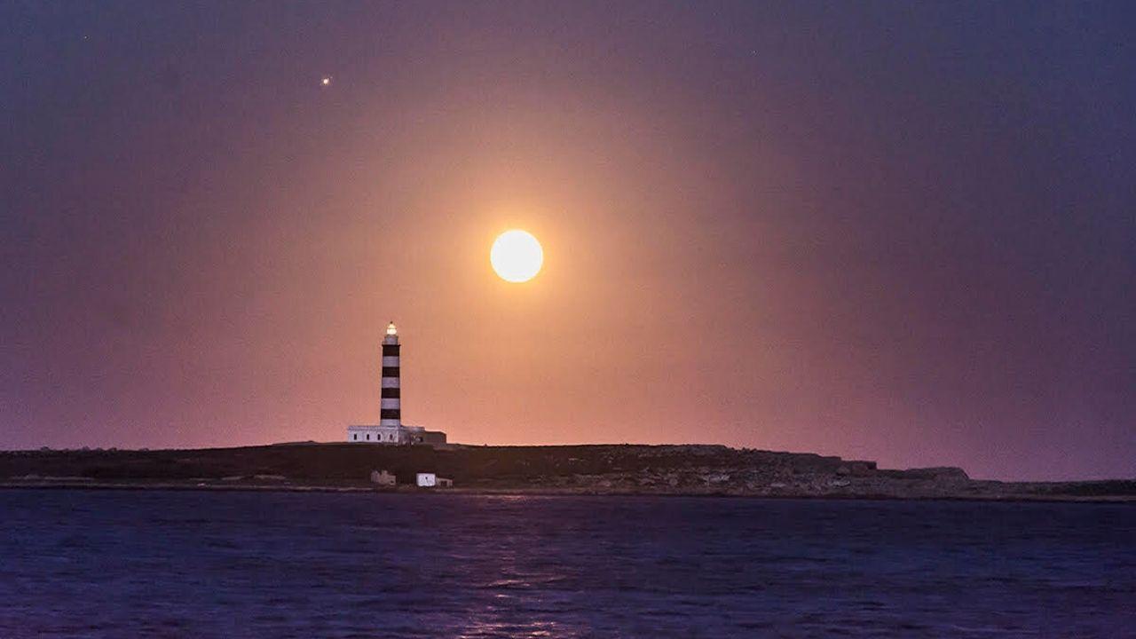 Imagen Principal de Nota: El extraño triángulo perfecto en el cielo que se formó entre la Luna, Júpiter y Saturno