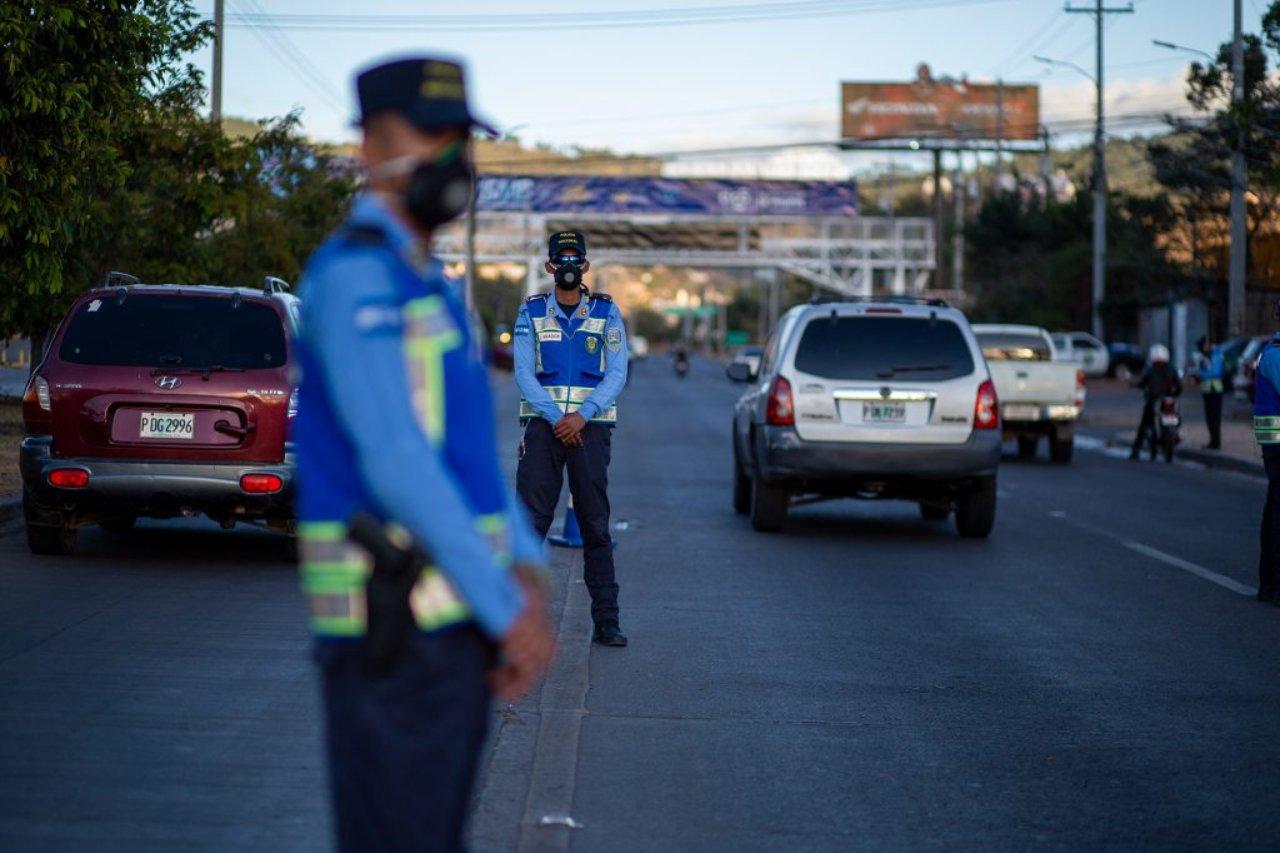 Imagen Principal de Nota: Decomisan varios vehículos a conductores en Tegucigalpa por circular sin autorización