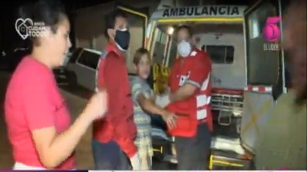 Imagen Principal de Nota: Policías militares disparan al aire frente a las cámaras de la Patrulla Nocturna de TN5, mientras ambulancia asistía a un menor