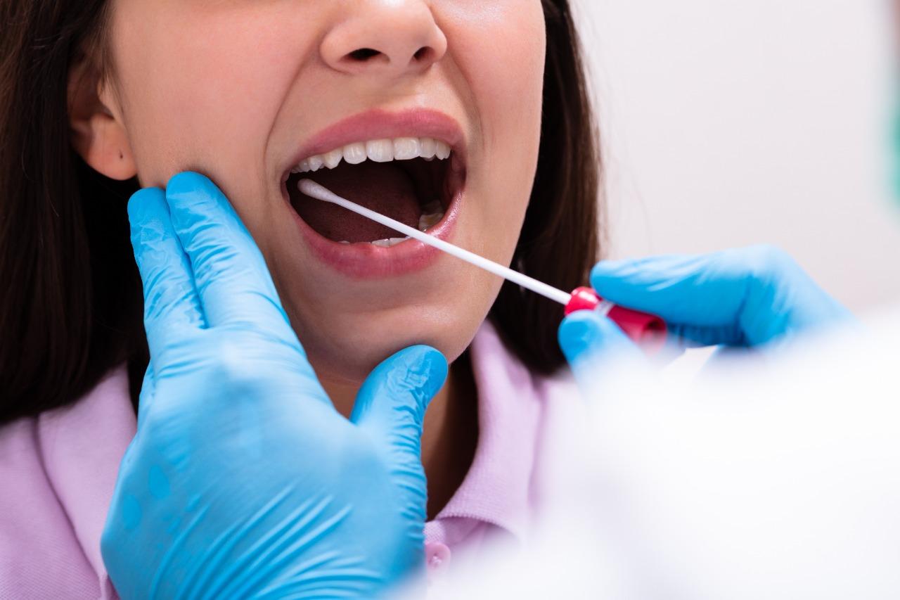 Imagen Principal de Nota: Coronavirus: Prueba de saliva puede ayudar a ponerle fin a la pandemia mundial de covid-19