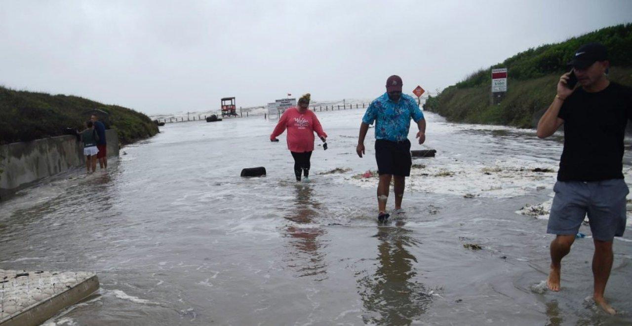 Imagen Principal de Nota: Donald Trump declara estado de emergencia en Texas ante impacto del huracán Hanna