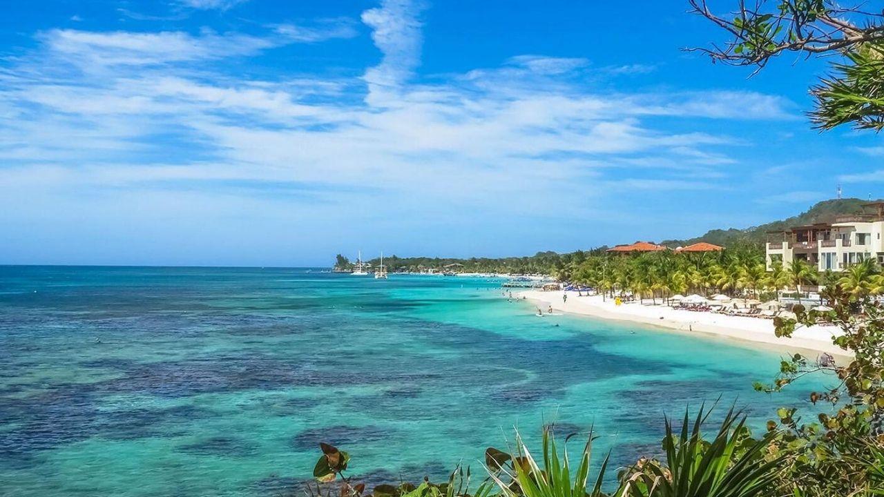 Imagen Principal de Nota: Roatán, incluida en la lista de las mejores playas del Caribe por la revista Forbes