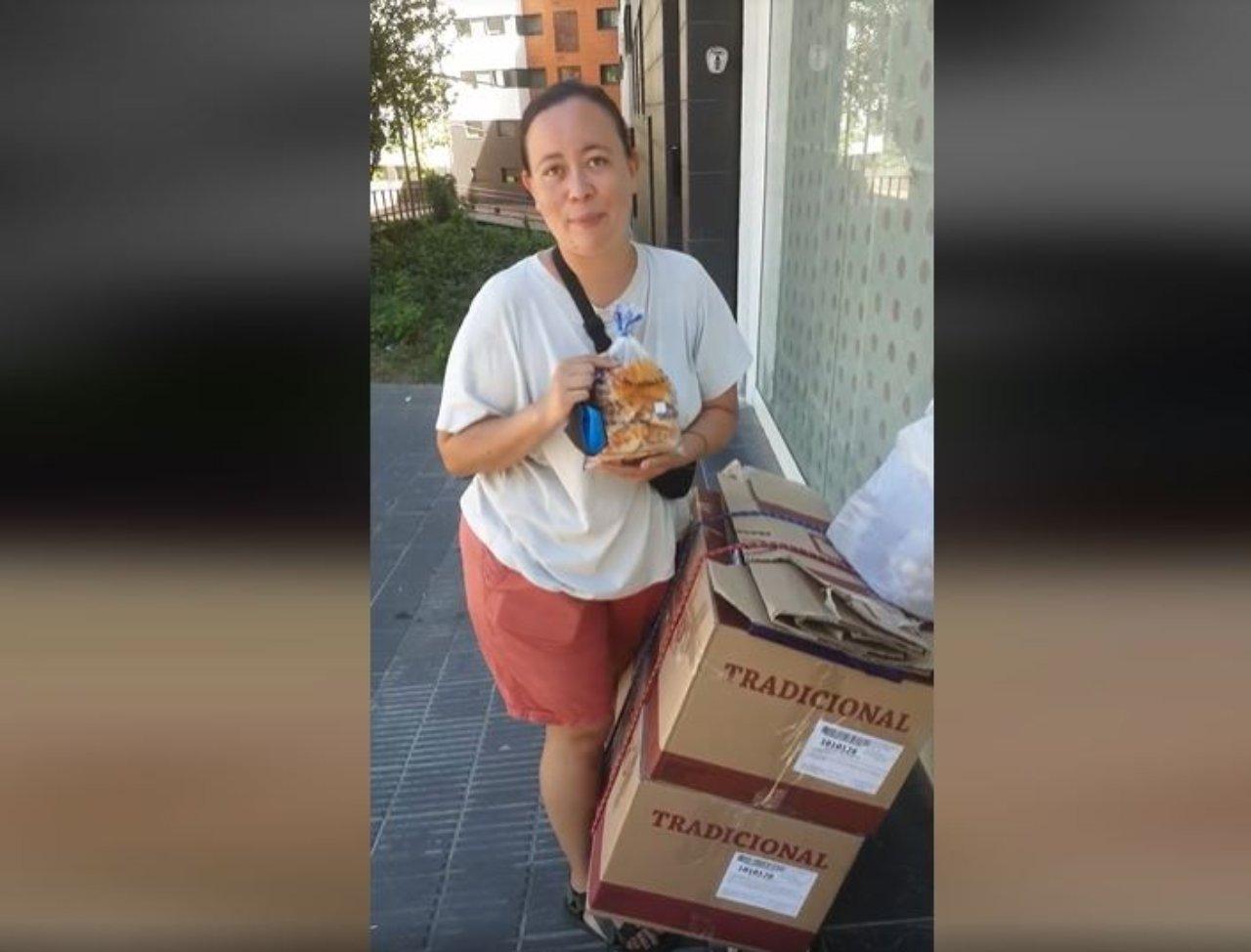 Imagen Principal de Nota: Hondureña se gana la vida en España vendiendo pan a domicilio, con sabor 100 por ciento catracho