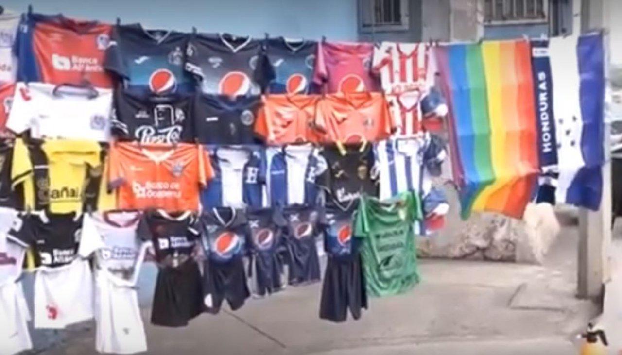 Imagen de Bandera de la comunidad LGTBI se vende más que la de Honduras en la capital