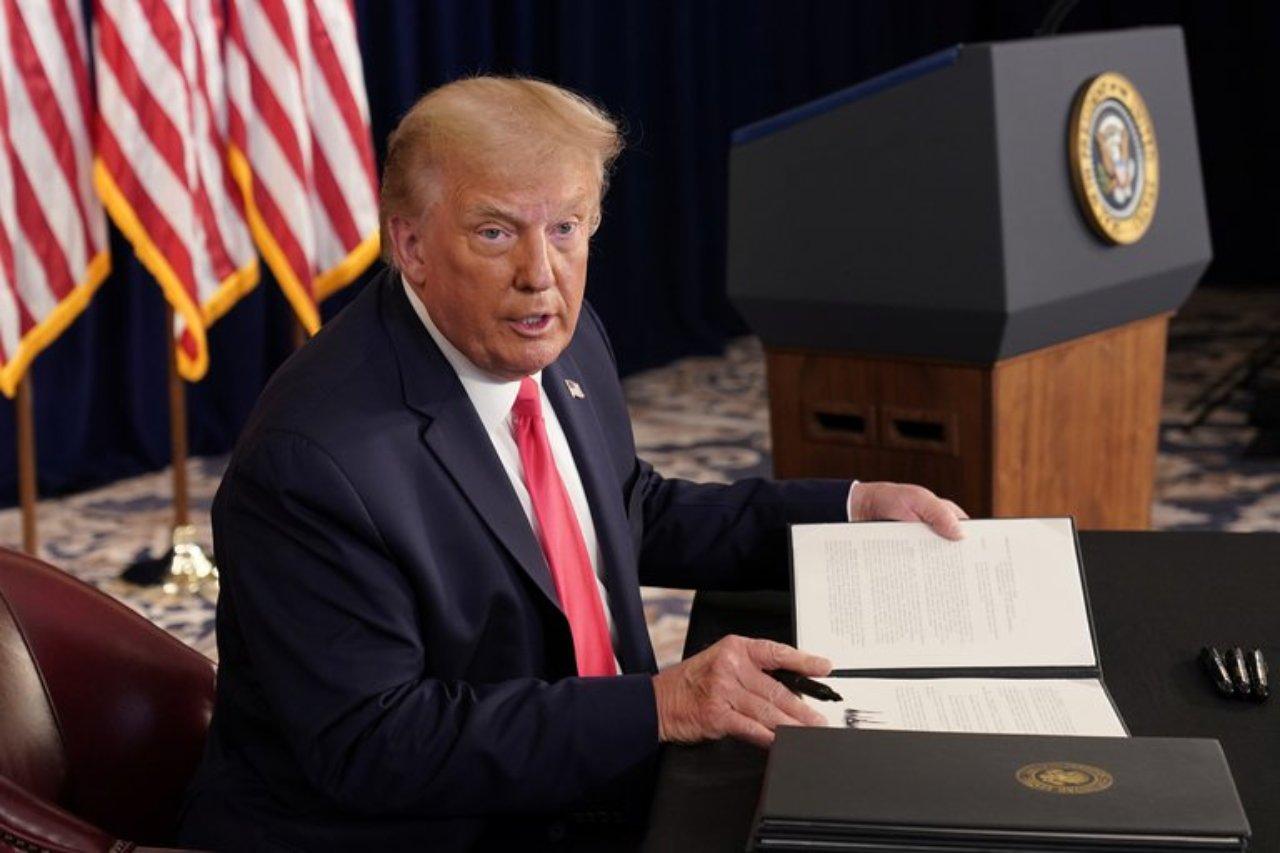 Imagen Principal de Nota: Trump firma órdenes que amplían el alivio económico para ciudadanos ante la pandemia de covid