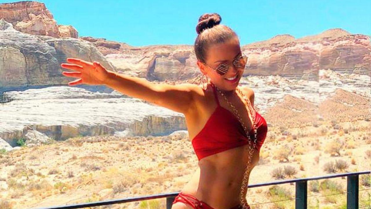 Imagen de Thalía presume sus figura sumergiéndose en una piscina y usando bikini retro