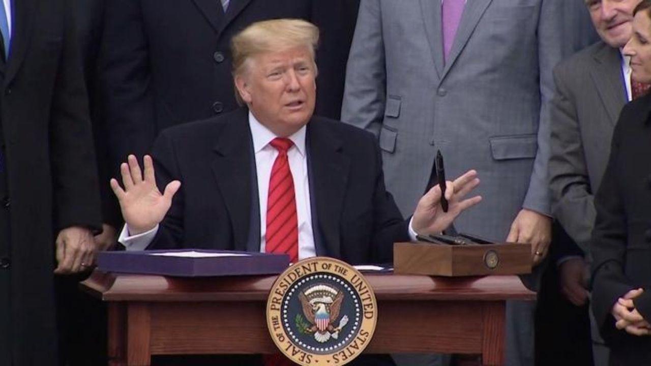 Imagen Principal de Nota: Donald Trump enviará 300 dólares por desempleo a residentes de 8 estados