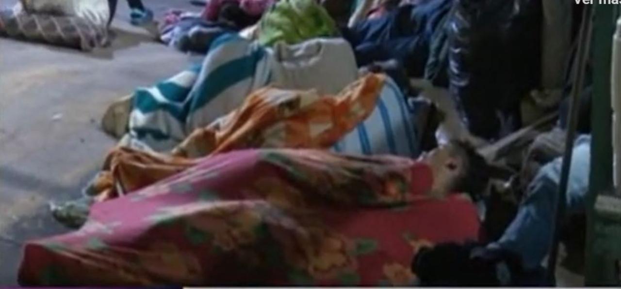 Imagen Principal de Nota: Familiares de pacientes del Hospital Escuela duermen en las aceras del bulevar Suyapa, desafiando el covid