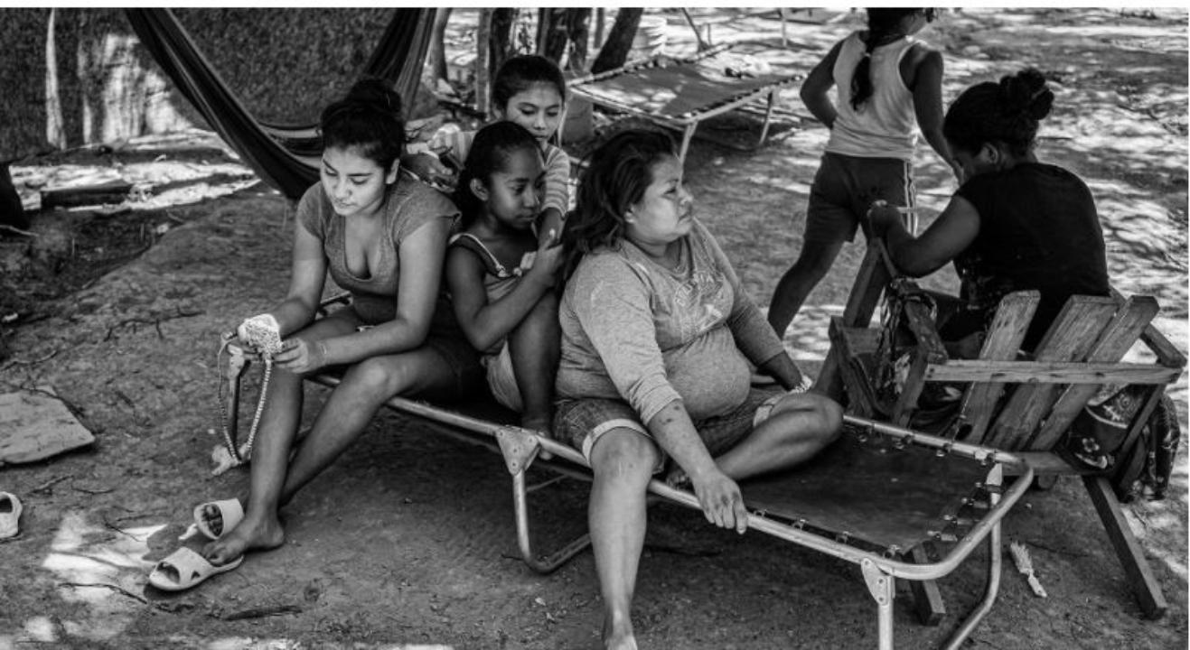 Imagen Principal de Nota: Migrantes hondureños buscan asilo en Estados Unidos, atrapados y sin ayuda en un campamento en Matamoros, México