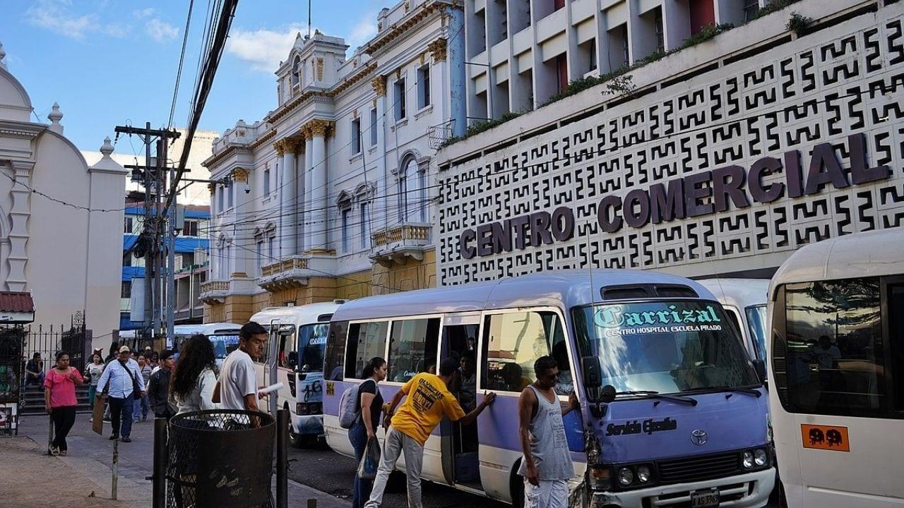 Imagen Principal de Nota: Buses y taxis ya no podrán esperar pasajeros en el centro de Tegucigalpa, capitalinos tienen nueva estación de abordaje