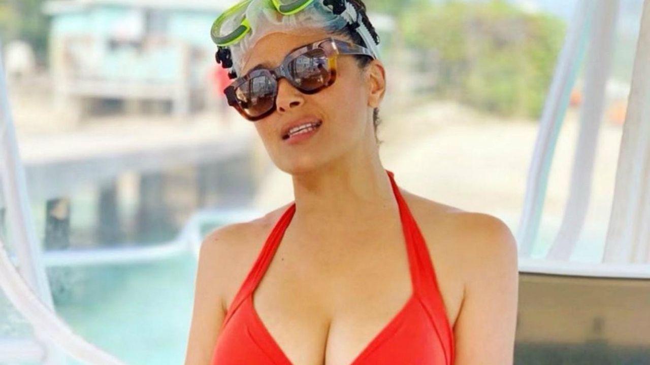 Imagen de Salma Hayek celebra sus 54 años con ajustados bikinis en la playa
