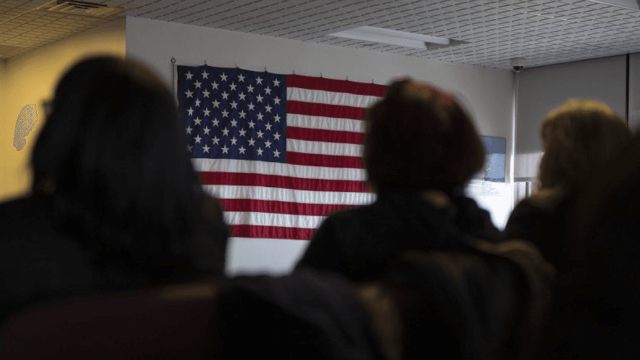 Imagen Principal de Nota: Migración: ¿En qué consiste la ley de carga pública para inmigrantes?