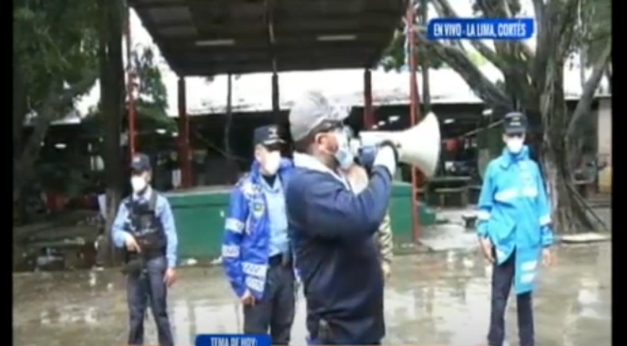 Imagen Principal de Nota: Con megáfono en mano, alcalde de La Lima, Cortés, pide a pobladores evacuar ante la llegada de Iota