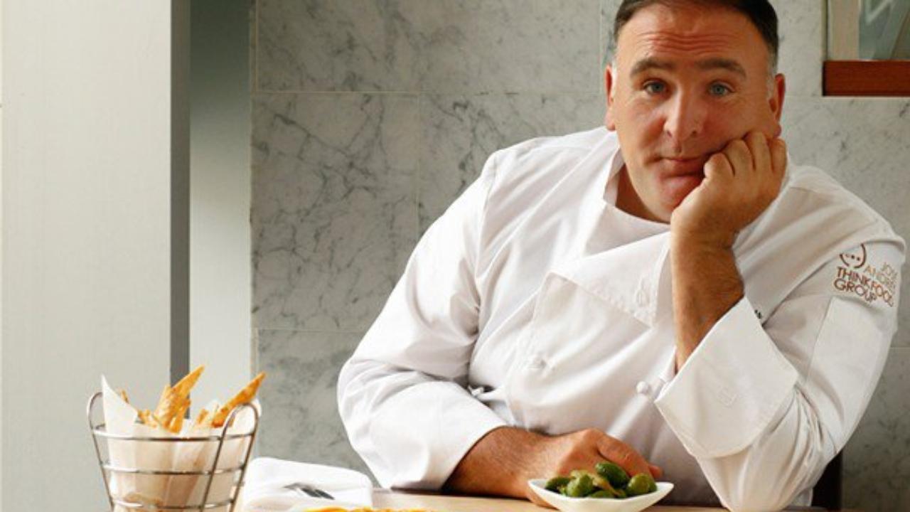 Imagen Principal de Nota: Lo que debes saber sobre el famoso chef internacional que llegó a Honduras para ayudar a los afectados por los huracanes