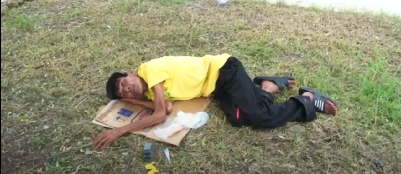Imagen Principal de Nota: Don Navitidad, el hondureño con una enfermedad terminal que duerme en la calle porque Eta dejó su casa bajo el agua en La Lima
