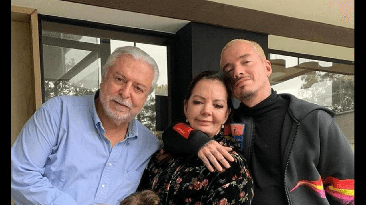 Imagen Principal de Nota: J Balvin espera la recuperación de su madre quien fue sometida a una cirugía en la cabeza