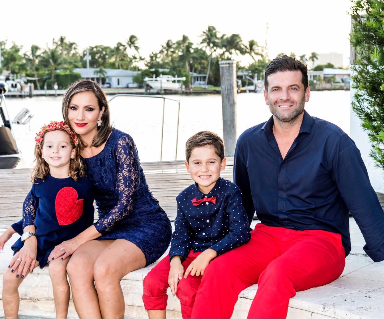 Imagen de La hondureña Satcha Pretto desea una feliz Navidad a sus seguidores con hermosa sesión de fotos familiar