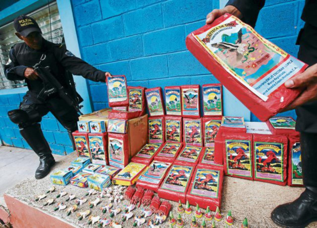 Imagen Principal de Nota: Multa de 30 a 50 salarios mínimos a quien distribuya pólvora a menores; Dinaf lanza campaña de prevención en Navidad