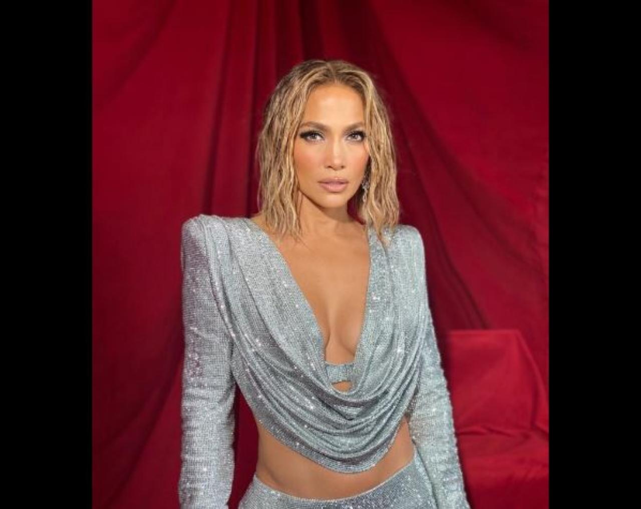 Imagen Principal de Nota: Jennifer López impacta a sus seguidores con sensual fotografía y con vídeo sin una gota de maquillaje
