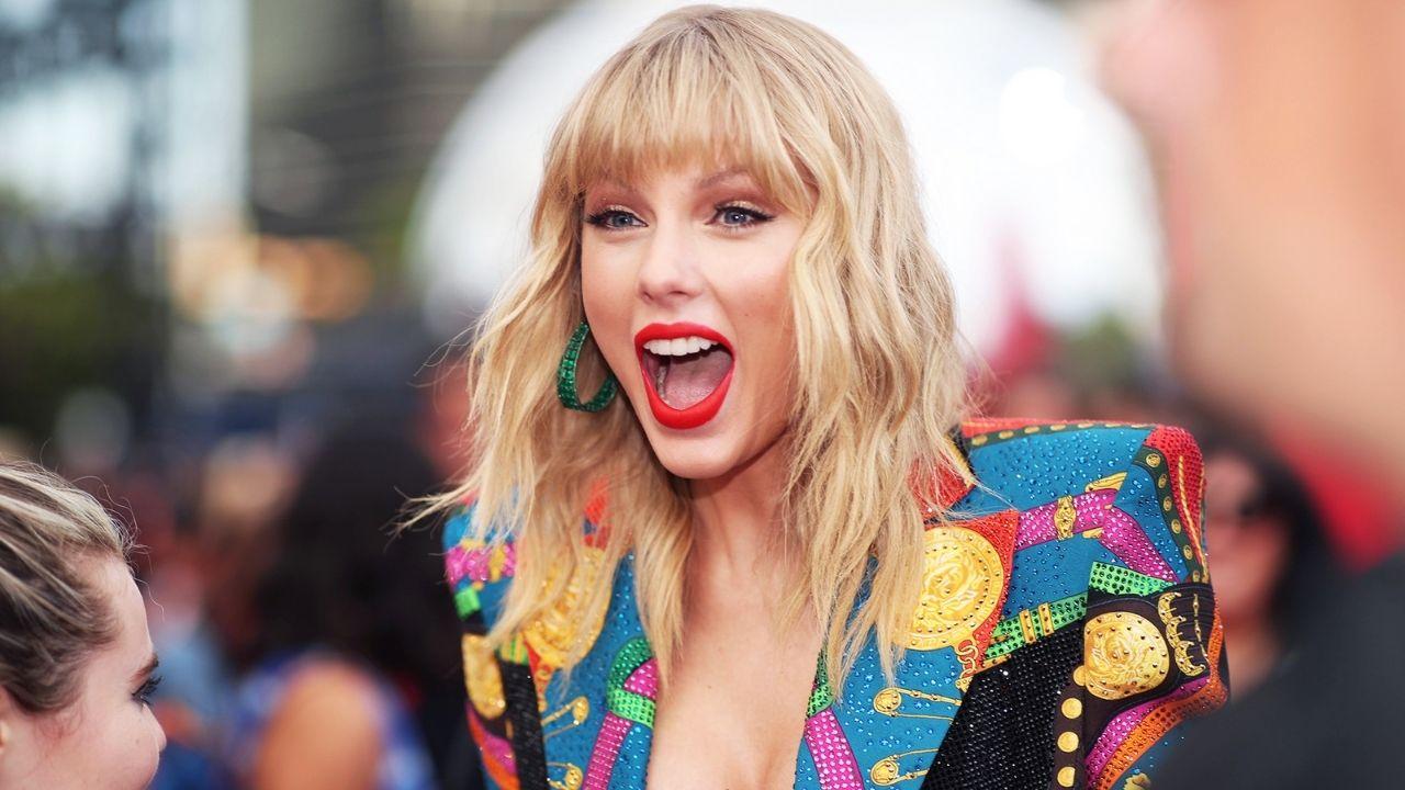 Imagen Principal de Nota: Taylor Swift regraba el álbum 'Fearless' y anuncia estreno de 'Love Story'
