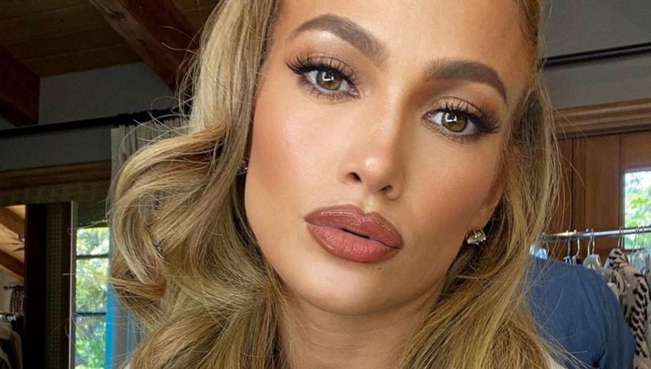 Imagen Principal de Nota: ¿Más joven? Jennifer López sorprendió con 'extremo' cambio de look en portada de revista