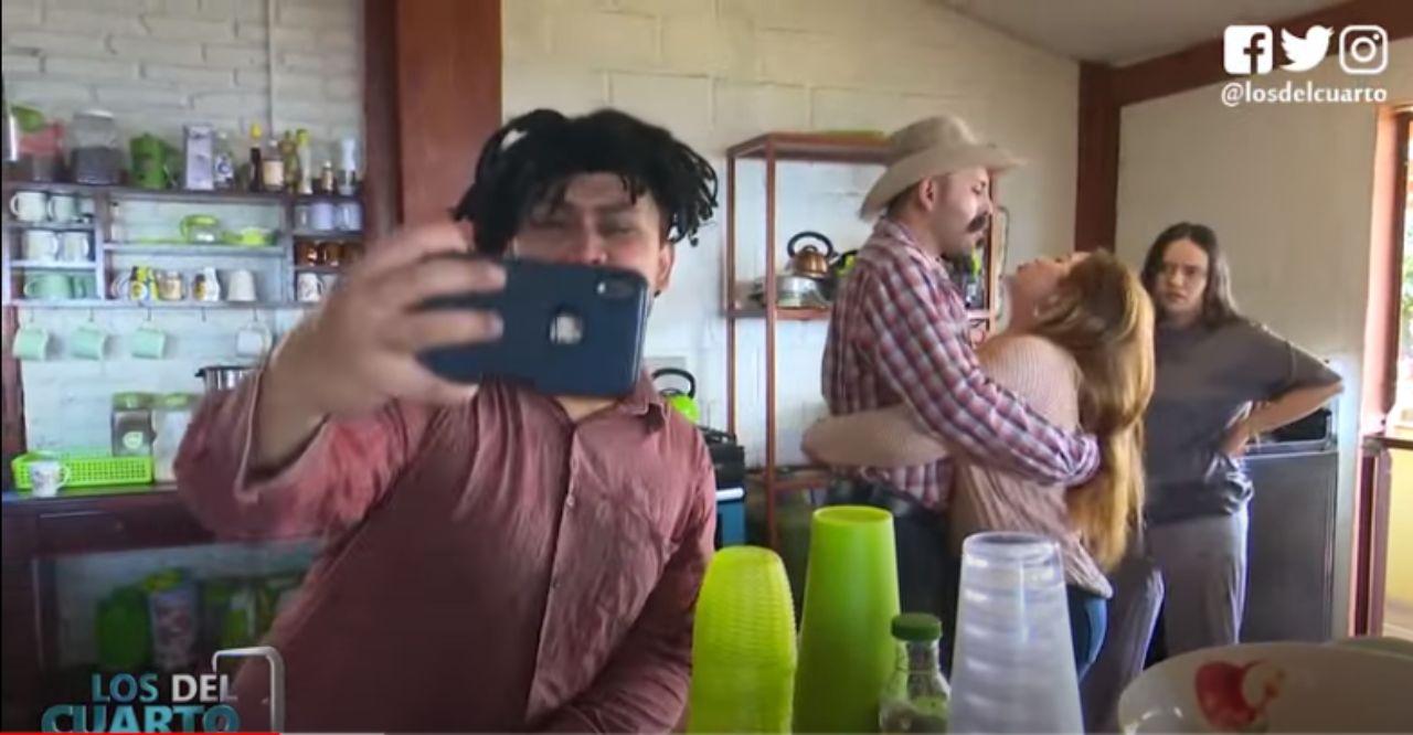 Imagen Principal de Nota: Los del Cuarto: Moncho expone infidelidad de su tío por tomarse una selfie para Facebook