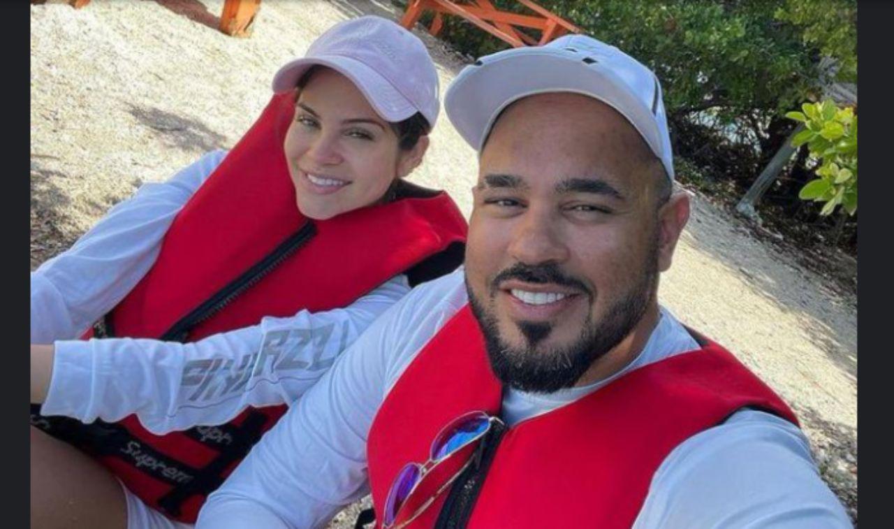Imagen Principal de Nota: Natti Natasha le dio el 'sí' a Raphy Pina y presume su anillo de compromiso