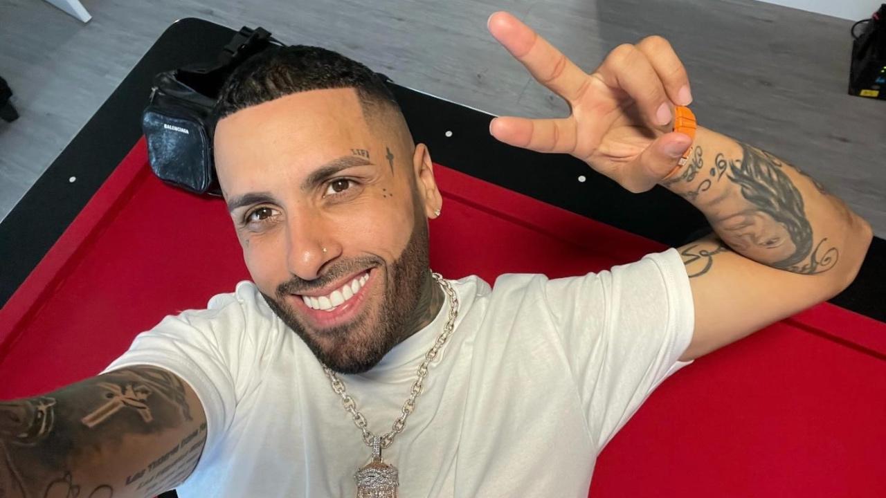 Imagen Principal de Nota: Mujeres se tomaron fotografías 'hot' en sobre carro de Nicky jam creyendo que él no estaba adentro
