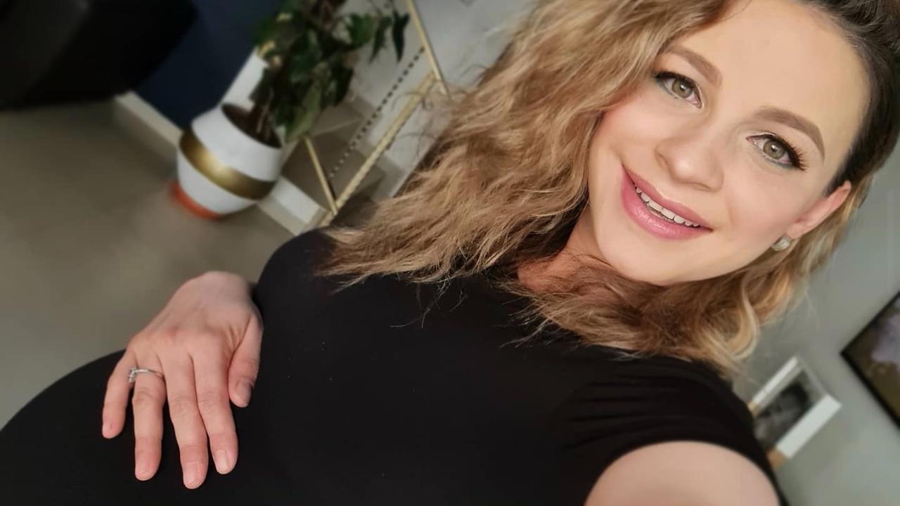 Imagen Principal de Nota: Keyla Martínez conmueve  a sus seguidores compartiendo una tierna sesión de fotos embarazada