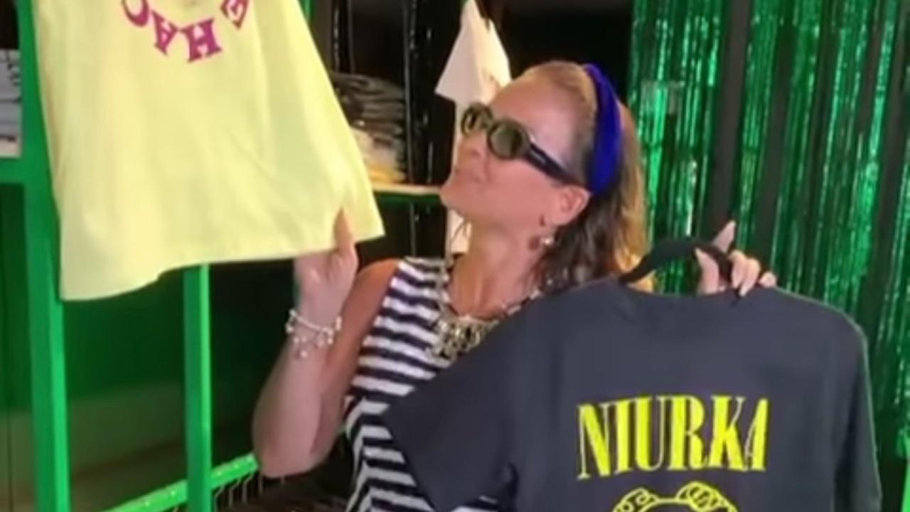 Imagen Principal de Nota: Niurka vende camisetas porque la situación está difícil y ‘mamá Niu tiene que tragar’