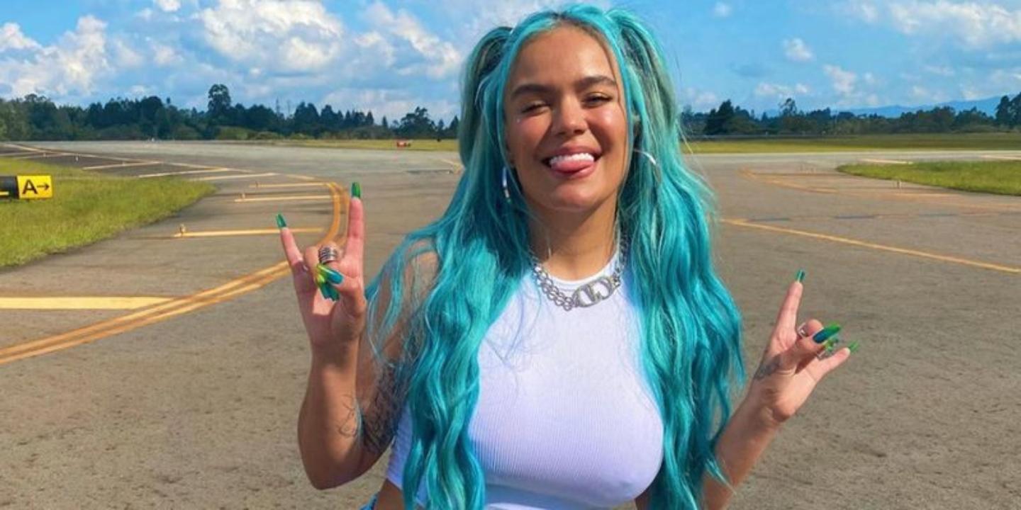 Imagen Principal de Nota: De un estilo sexy a otro más urbano, Karol G es tendencia por su cabello azul y su holgado outfit