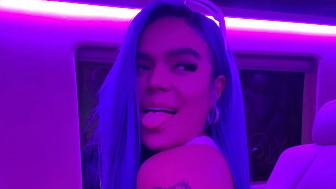 Imagen Principal de Nota: Karol G se toma ‘200 copas’ escuchando solo canciones de Anuel AA, ¿volvieron?