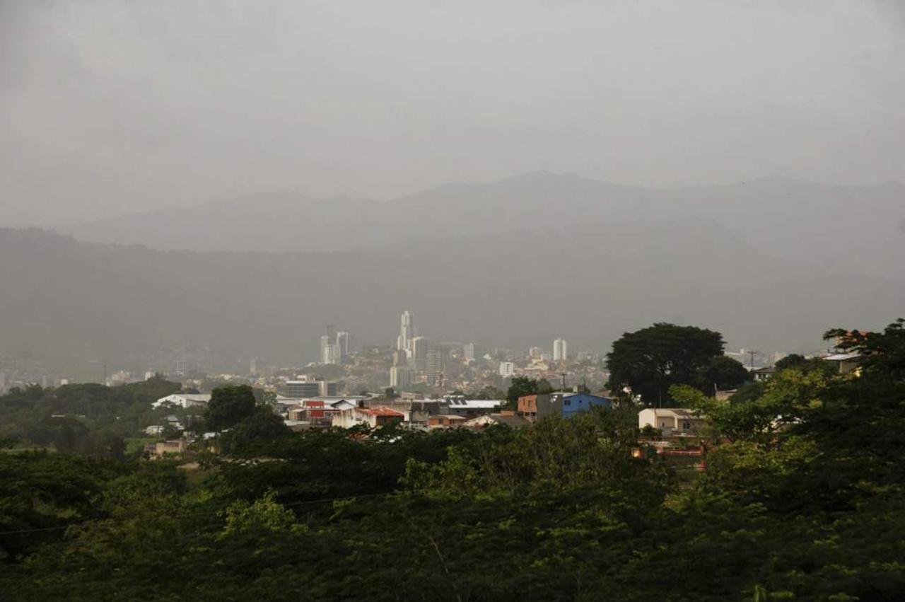 Imagen Principal de Nota: Alertan a Honduras por lluvias con actividad eléctrica y polvo del Sahara que afectarán a partir del 12 de mayo