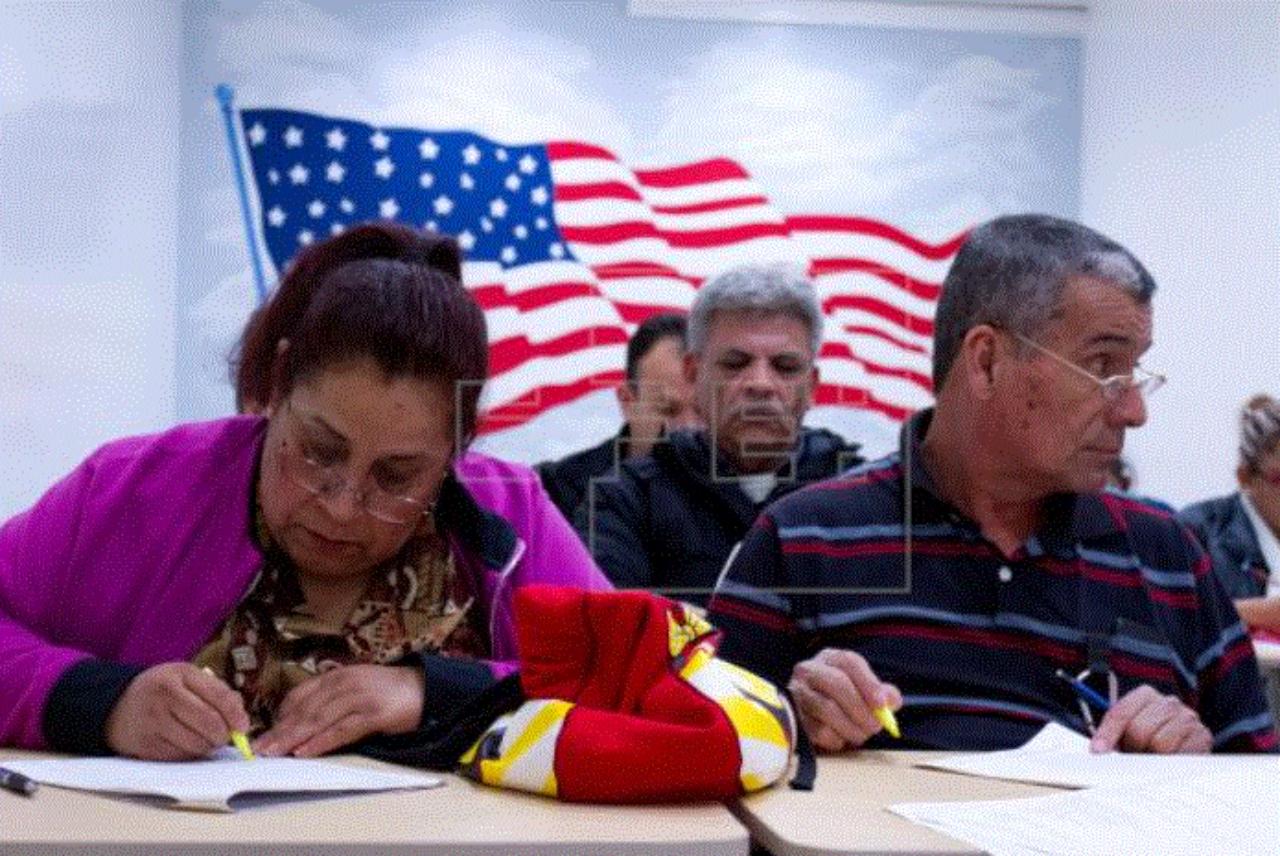 Imagen de ¿Puede afectar su caso migratoria declarar impuesto como soltero estando casado en Estados Unidos?