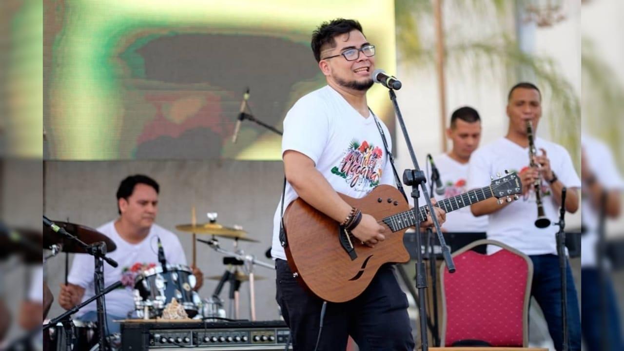Imagen Principal de Nota: El hondureño Manu Martínez es finalista en concurso centroamericano, así lo puedes apoyar