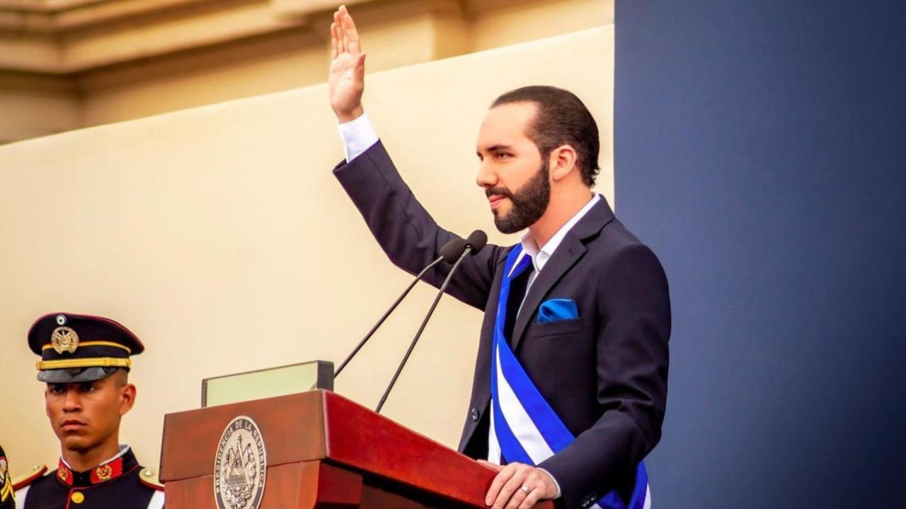 Imagen Principal de Nota: El divertido video de TikTok de Nayib Bukele hablándole a los ´corruptos´