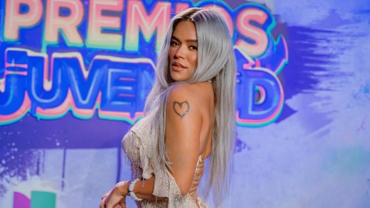 Imagen Principal de Nota: Tildan de 'ridícula' a Karol G por el enorme y pesado vestido que utilizó en Premios Juventud 2021