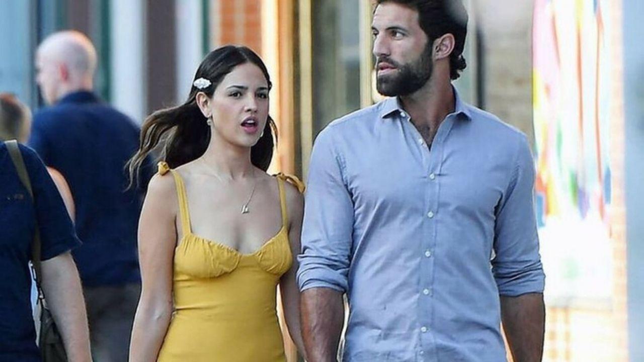 Imagen Principal de Nota: ¡Muy románticos! Eiza Gonzalez es vista disfrutando de una vacaciones junto a su novio