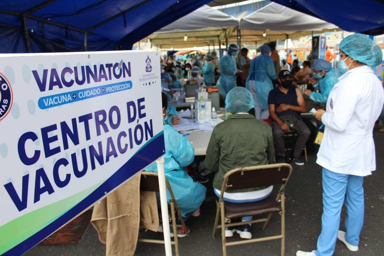 Imagen Principal de Nota: Largas filas en el segundo Vacunatón en Honduras: estos son los centros donde puedes vacunarte contra el covid