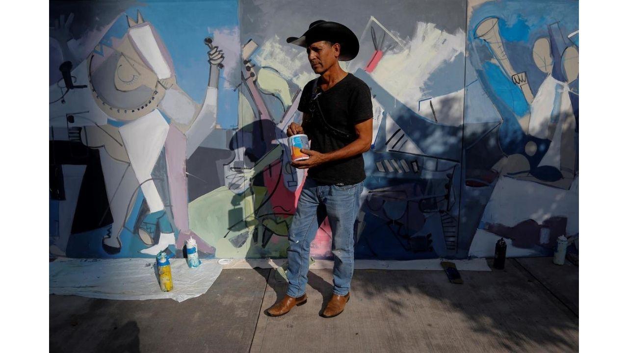 Imagen Principal de Nota: Dedican original mural a Vicente Fernández y crecen dudas sobre su estado de salud