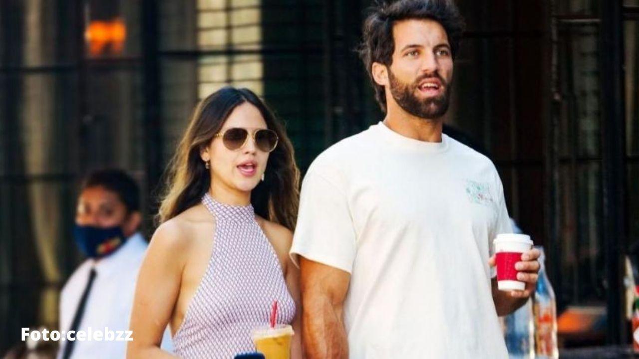 Imagen Principal de Nota: ¡Mira las fotos! Eiza González y su novio pasan romántico fin de semana en Disney